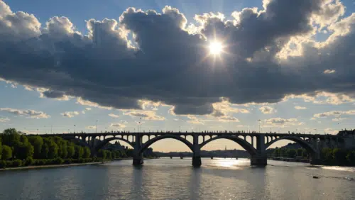 découvrez les prévisions météo optimistes pour savoir si le soleil brillera enfin pour le pont du 8-mai !